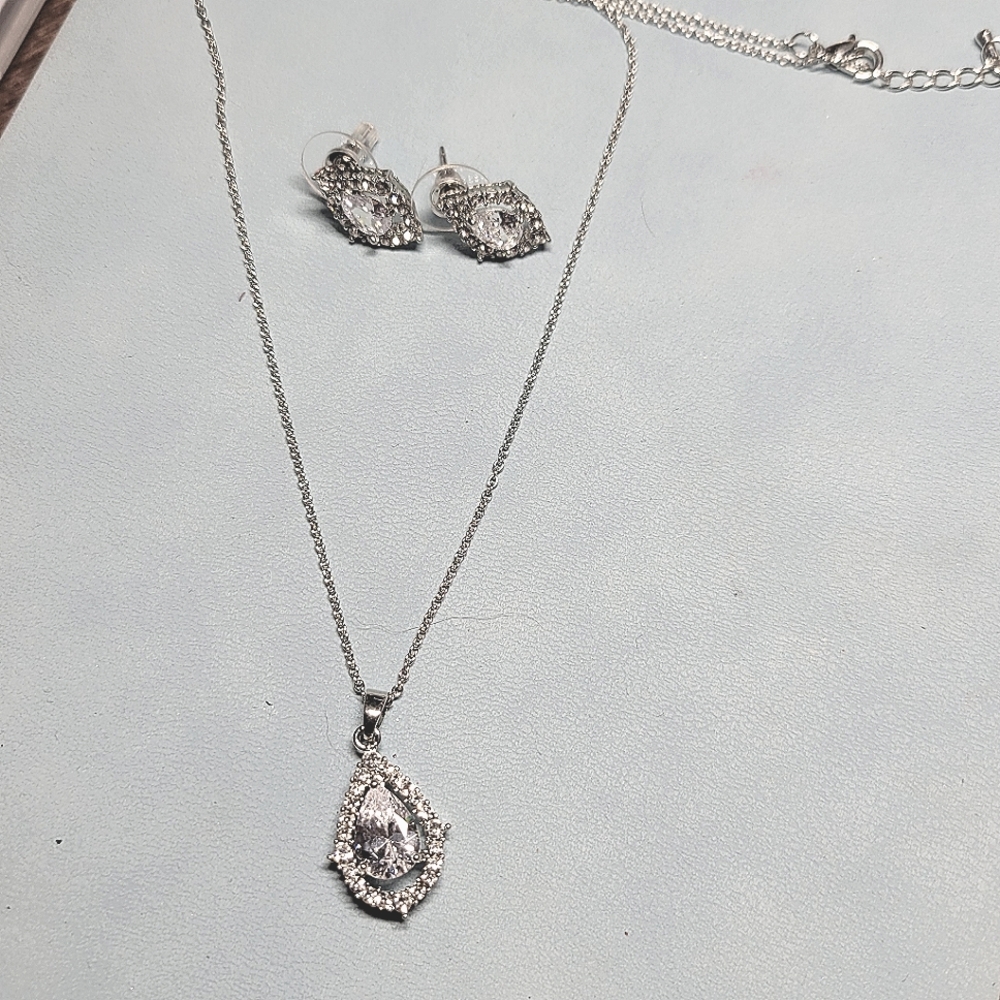 Necklace and earrings set
